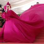 Lady Gaga, del rosa al negro por capas. Ezra Miller con máscara de complemento, Lupita Nyong’o con abanico, Corey Gamble, Kris Jenner, Kim Kardashian West, Kanye West, Kendall Jenner, Kylie Jenner y Travis Scott y a la derecha Penélope Cruz. JUSTIN