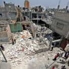 Palestinos observan los daños en sus viviendas tras una explosión en la casa de un líder de Hamás.