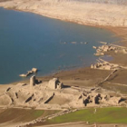 Las colas del embalse del Luna comienzan a descubrir el fondo.