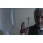 Fotograma de la película ‘13 exorcismos’ que protagoniza el veterano actor José Sacristán en el papel de exorcista. DL