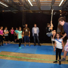 Para aprender a hacer acrobacias, los niños cuentan con supervisión de monitores