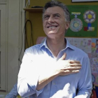 Macri gesticula, sonriente, tras votar en Buenos Aires.