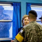 Un soldado norcoreano observa a Hillary Clinton desde la zona desmilitarizada.