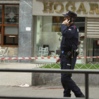 Un policía, en el barrio bilbaíno de Santutxu donde un hombre apuñaló a varias personas.