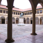 Claustro de la Universidad de Oviedo, en Asturias.