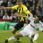 El centrocampista del Borussia Dortmund Sven Bender lucha un balón con el centrocampista argentino del Real Madrid, Di María, durante el encuentro.