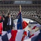 Fillon durante el acto celebrado en la plaza del Trocadero arropado por sus seguidores. IAN LANGSDON