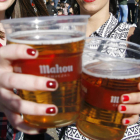 Dos jóvenes consumen alcohol en la vía pública, una de las prácticas más extendidas en verano. F. OTERO