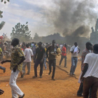 Varias personas protestan en la ciudad de Ouagadougou.