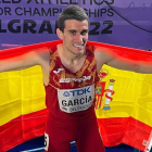 Mariano García con la bandera de España tras su victoria. RFEA