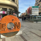 Escultura de Carlos Cuenllas situada en la plaza de Guzmán. M. R.