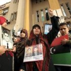 Mujeres libias participan en una protesta organizada ayer contra el régimen de Gadafi.