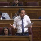 El jefe de Podemos, Pablo Iglesias, interviene, ayer en el Congreso. A su lado, Irene Montero.