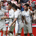 Los jugadores del Real Madrid celebran el gol de su compañero Casemiro (2i) ante el Athletic de Bilbao, el segundo del conjunto blanco, durante el partido disputado en el estadio de San Mamés.