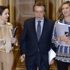 Silvia Clemente, José Antonio de Santiago-Juárez y Pilar del Olmo, ayer, tras el Consejo.