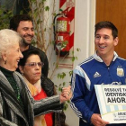 Messi, junto a Abuelas de Plaza de Mayo, posa con un cartel en el que se lee 'Resolvé tu identidad ahora'.
