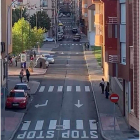 Instantes después de la pelea, dos jóvenes se van de la zona. DL