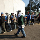 Grupos de migrantes esperando a recibir alimentos  durante el pasado martes 6 de noviembre de 2018  en el deportivo Jesús Martínez Palillo  en Ciudad de México.