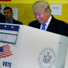 Donald Trump vota en la jornada electoral.