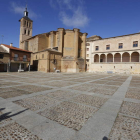 Vista de la plaza Mayor de la villa, con la iglesia de San Miguel y el palacio de los Vega. MARCIANO PÉREZ