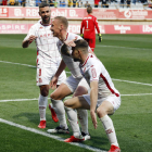 Los jugadores de la Cultural Ander Vitoria, Nikolai Obolskii y Nahuel Arroyo celebran el segungo gol de la Cultural, obra del ruso, que sentenció el partido. MARCIANO PÉREZ