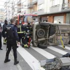 El coche volcado en la calle Cipriano de la Huerga.