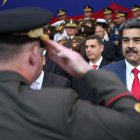 El presidente venezolano junto a miembros del ejército. Z. CAMPOS