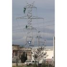 Operarios de Fenosa, sobre una de las torretas.