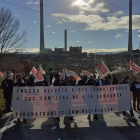 Trabajadores de Endesa se concentraron ayer ante la central térmica de Compostilla II. DL