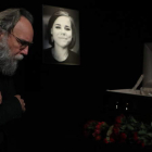 Alexander Dugin ayer en el funeral  de su hija en Moscú, ante un retrato y la caja con su cadáver. MAXIM SHIPENKOV