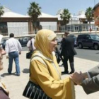 El presidente del PP, Mariano Rajoy, saluda a una mujer en Melilla