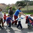 El INE constata que las mujeres siguen asumiendo el cuidado de los hijos y las personas mayores