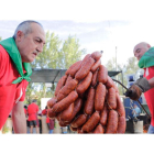 El reparto de los chorizos al vino es uno de los actos más multitudinarios de las fiestas de Valdevimbre. DL