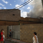 El humo se extendió por el barrio de Puente Castro. FERNANDO OTERO