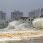 Oleaje en pleno tifón 'Dujuan', en la costa de Quanzhou.