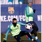 Busquets y Luis Suárez, durante un entrenamiento con el Barça. ESTÉVEZ