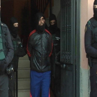 El yihadista detenido el sábado en Ceuta es custodiado por los guardias civiles