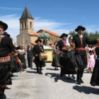 Miembros de la escuela municipal de tradiciones maragatas en la procesión del año pasado.