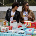 Dayana Mendoza y Stefania Fernandez reciben donaciones durante el evento Healing  Venezuela.