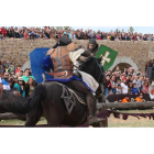 Las peleas de caballeros suponen uno de los grandes atractivos de una fiesta declarada de Interés Regional que este año alcanza su vigésima edición. MARCIANO PÉREZ