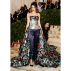 La esposa del actor George Clooney, Amal Clooney, llega a la alfombra roja del Costume Institute Gala, celebrando la inauguración de la exposición ‘Cuerpos celestes: la moda y la imaginación católica’; el 7 de mayo de 2018, en Nueva York.