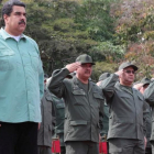 Maduro (izquierda), durante un desfile militar en Campo de Carabolo (Venezuela).