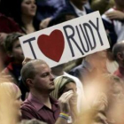 Aficionados de los Trail Blazers de Portland muestran un cartel de ánimo al jugador español Rudy Fer