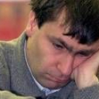 Vassily Ivanchuk, concentrado, estudia la jugada a desarrollar sobre el tablero