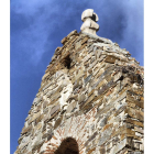 Imagen del resto del busto que continúa en la espadaña de la iglesia