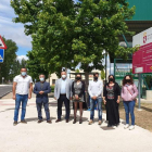 Morán ayer junto a miembros del Ayuntamiento de Astorga en la avenida General Cabrera. A. R.