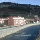 El río Bernesga, a su paso por La Pola de Gordón, recuperado con piedras sacadas de la escollera