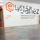 Naves de la compañía con su logotipo.