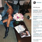 Irina, solo con un tanga y unas botas.