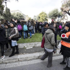 Estudiantes y profesores permanecen en los alrededores del colegio Machiavelli tras registrarse un terremoto de 5.6 de magnitud en Roma.